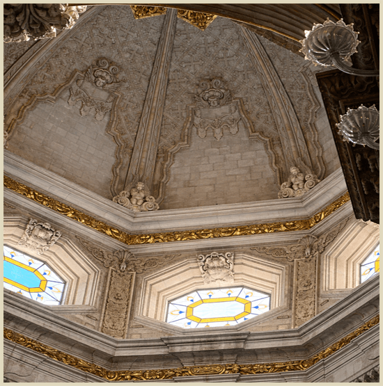 Detalles del techo y cúpula interior